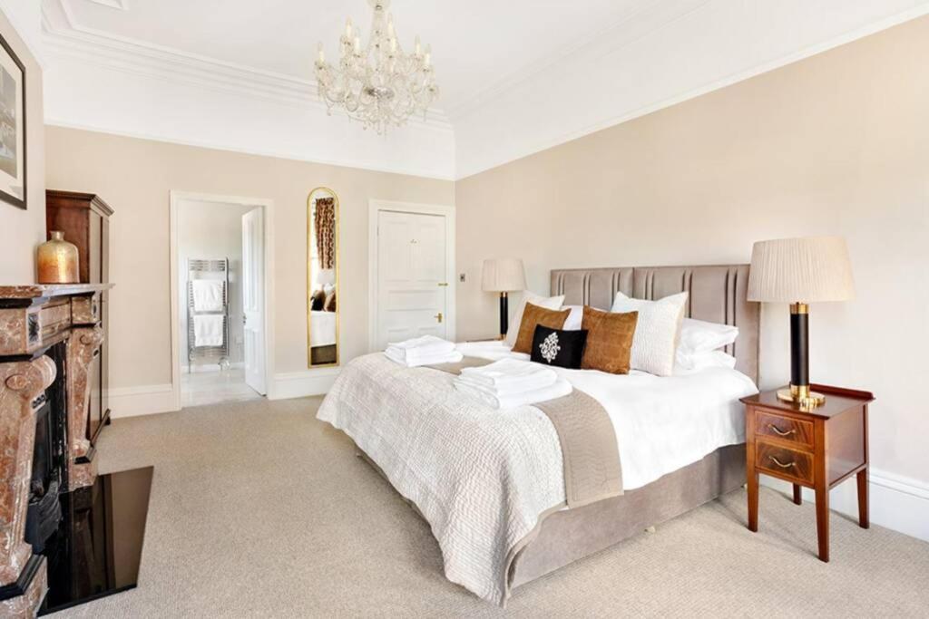 Central Harrogate Townhouse Apartment With Parking Exterior foto