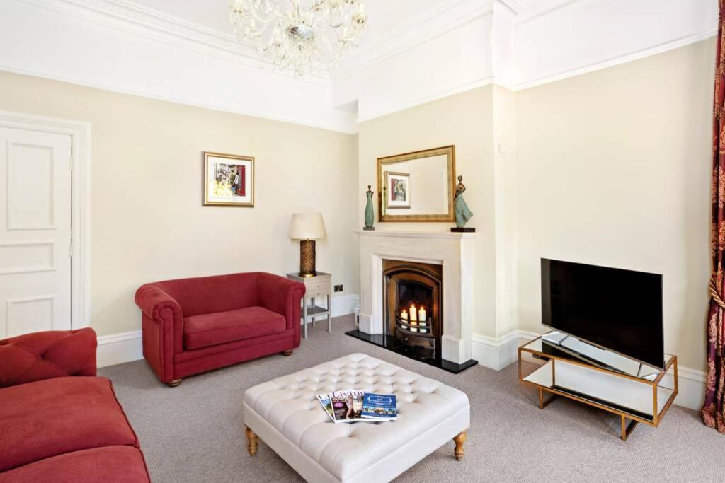 Central Harrogate Townhouse Apartment With Parking Exterior foto